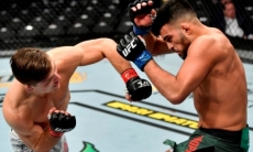 Рефери просто смотрел, как бойцу UFC вколачивают в голову один удар за другим. Видео жестокого нокаута за 70 секунд