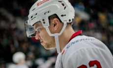 «Вчетвером игру не выиграешь». Капитан «Авангарда» остался недоволен первым периодом матча с «Барысом»