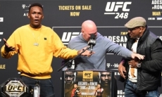 Чемпион UFC потанцевал на дуэли взглядов, его соперник ответил сумасшедшим кульбитом. Видео