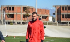 «Кому не удается, того отсюда выбрасывают». Белорусским футболистам сообщили жесткие условия работы в Казахстане