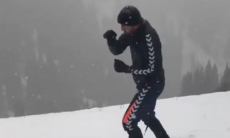 Казахстанский боксер с титулами WBC, WBA и WBO провел экстремальную тренировку в горах. Видео