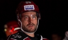 Бывший хоккеист «Барыса» забросил шайбу с центра площадки в матче КХЛ. Видео