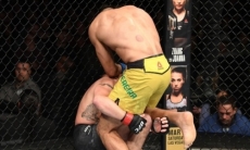 Со-главный бой турнира UFC закончился запрещенным ударом коленом в голову и дисквалификацией. Видео