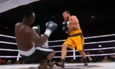 Экс-боец UFC брутально нокаутировал африканца на 58 секунде боксерского поединка. Видео