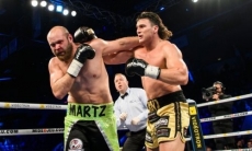 Супертяж «удосрочил» соперника в бою с тремя нокдаунами за титул WBC в одном вечере с казахстанцем. Видео