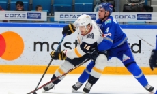 «Команда другого уровня». Российские букмекеры назвали фаворита первого матча серии плей-офф КХЛ «Барыс» — «Металлург»