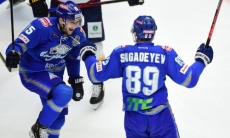 «Лицо опухло из-за удара клюшкой». Форвард «Барыса» разобрал серию с «Металлургом», ответил на разговоры до ее начала и тем, кто нападает вдвоем на одного