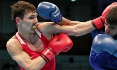 Казахстанский боксер проиграл узбекскому чемпиону мира в бою с нокдауном в олимпийской квалификации