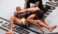 Главный бой турнира UFC без зрителей закончился досрочной победой и вызовом Хабиба с Фергюсоном. Видео