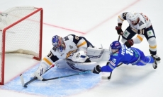 Сэйв из матча «Барыса» стал лучшим в первом раунде плей-офф КХЛ. Видео