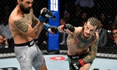 Непобежденный американец из UFC потряс соперника хай-киком и добил «молотками» за две минуты. Видео нокаута