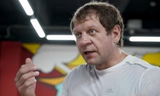 Красотка в боксерских перчатках вызвала Александра Емельяненко на бой. Видео