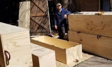 Известный казахстанский боксер из андеркарда Головкина делает гробы в США