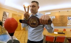 Вместо скакалки — удлинитель. Виталий Кличко показал тренировку у себя в офисе. Видео