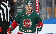 Лидер конференции «Барыса» в КХЛ продлил контракты с двумя хоккеистами