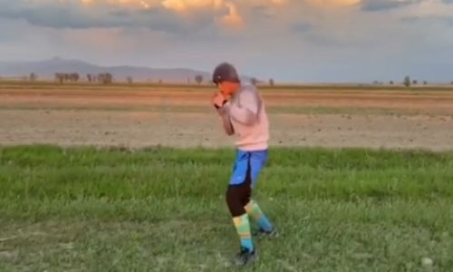 Чемпион WBC из Казахстана показал видео боя с тенью в степи