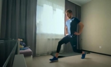 Защитник «Барыса» показал комплекс упражнений для поддержания формы на карантине. Видео