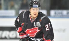 Принципиальный соперник «Барыса» подписал новый контракт с известным нападающим