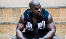 104-килограммовый боец MMA повторил знаменитую растяжку ван Дамма. Видео