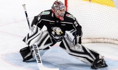 Клуб конференции «Барыса» в КХЛ расторг и заключил новый контракт с голкипером