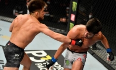 Чемпион UFC за 2 секунды до конца раунда зрелищным нокаутом защитил титул перед боем Фергюсона. Видео