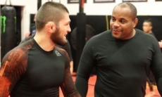 «Он очень крут, ребята». Экс-чемпион UFC в двух категориях поддержал отца Хабиба и рассказал, как тот пытался его побороть