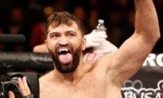 Бывший чемпион UFC из Беларуси на улице в США зажег огнемет. Видео