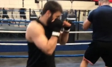 Казахстанский боксер из Golden Boy поделился видео с тренировки в США