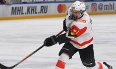 Принципиальный соперник «Барыса» подписал контракт с 17-летним защитником