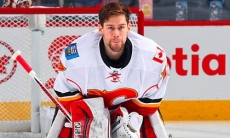 Забил гол, играл в НХЛ и чуть не подрался. Что нужно знать о новом вратаре «Барыса»