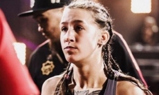 «Это забавно». Первая казахстанка в истории UFC нарисовала картину собственной кровью. Фото