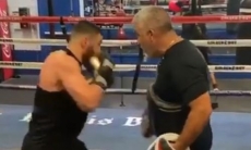 Казахстанский боксер из Golden Boy поделился видео тренировки с известным наставником в США