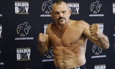 Экс-чемпион UFC вышел на улицы успокаивать протестующих в США