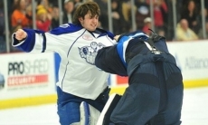 «Это было довольно забавно». Бывший вратарь «Барыса» вспомнил свою драку на льду. Видео