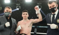 Главный бой первого вечера бокса в России во время пандемии за титул WBA завершился односторонним избиением. Видео