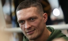 «Первая или вторая?». Усик решил выйти из карантина сменой имиджа. Фото