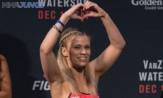 Снимавшаяся обнажённой девушка-боец UFC сломала яйцо мышцами руки. Видео
