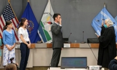 Экс-капитан «Барыса» и сборной Казахстана принёс присягу и официально вступил в должность мэра в США. Видео