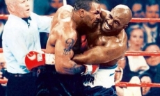 Один из самых скандальных боев в истории бокса. 23 года назад Тайсон откусил ухо Холифилду. Видео