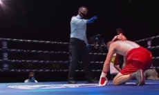 Узбекский боксер врезал россиянину в живот и победил нокаутом в дебютном бою в профи. Видео