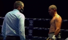 Рефери зафиксировал нокаут, но избитый казахстанцем боксер с ним не согласился. Видео