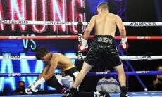 Американский боксер мощным ударом правой нокаутировал соперника на последней секунде первого раунда. Видео