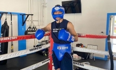 Непобежденный казахстанский боксер продолжает тренировки в США