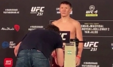 Видео взвешивания Жалгаса Жумагулова перед его дебютом в UFC
