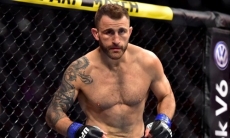 Волкановски победил Холлоуэя в реванше и защитил титул чемпиона UFC. Видео
