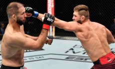 Дебютант UFC красивой «двоечкой» отправил бойца с 17 победами в тяжелый нокаут. Видео