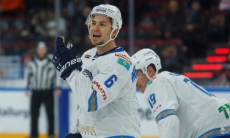 «Разве я похож на футболиста?». Хоккеист «Барыса» показал свой загар и кубики пресса