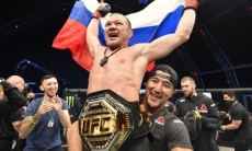«Встретили чемпиона!». Петра Яна горячо поприветствовали в России. Видео