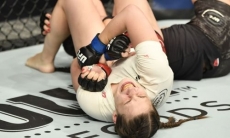 Девушка-боец сломала руку сопернице болевым приемом в поединке UFC. Видео