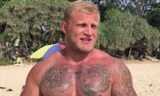 Дебют россиянина в UFC сорвался из-за нацистской татуировки